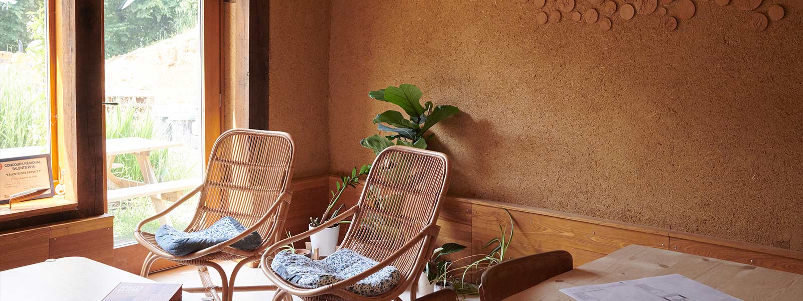 Intérieur rénové d'une maison ancienne, enduits terre et chaux, Bretagne