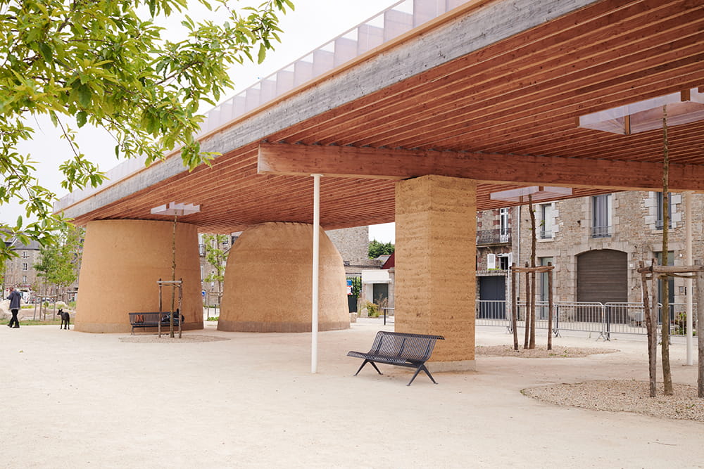 Vue d'ensemble de l'auvent en bois et terre crue, gare de Dinan, Bretagne