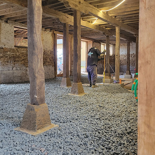 Chantier de rénovation énergétique d'un bâti ancien en Bretagne par Terra Architecteurs