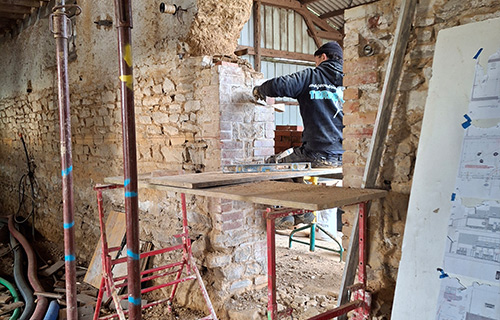 Chantier de rénovation d'une maison ancienne en Bretagne par Terra Architecteurs